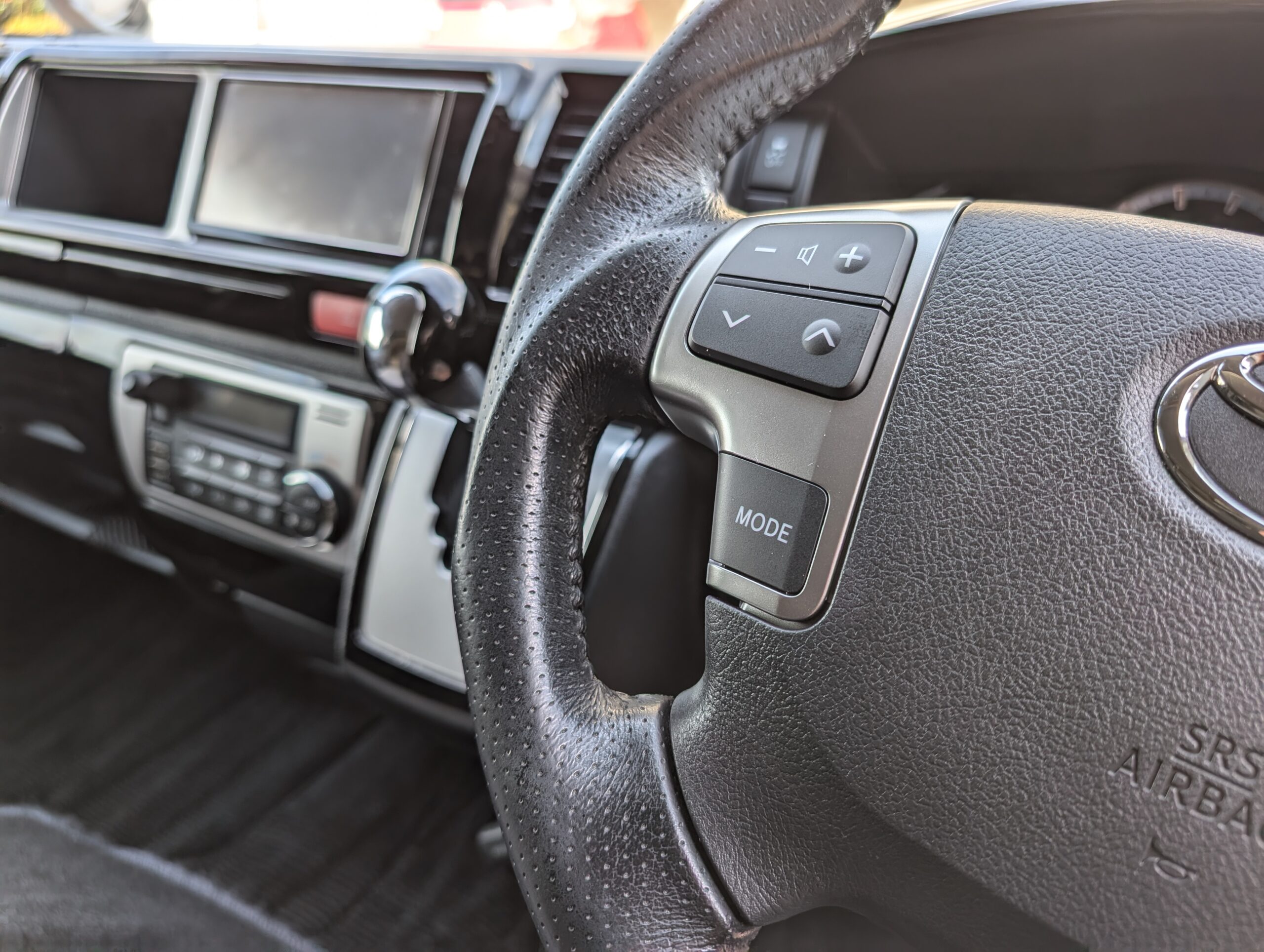 新車外し　ハイエース　ステアリングスイッチ ハイエース ステアリングスイッチ後付け 愛知県